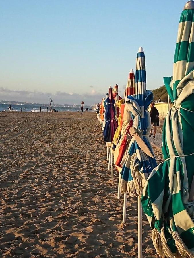 Appartement les parasols de trouville Extérieur photo